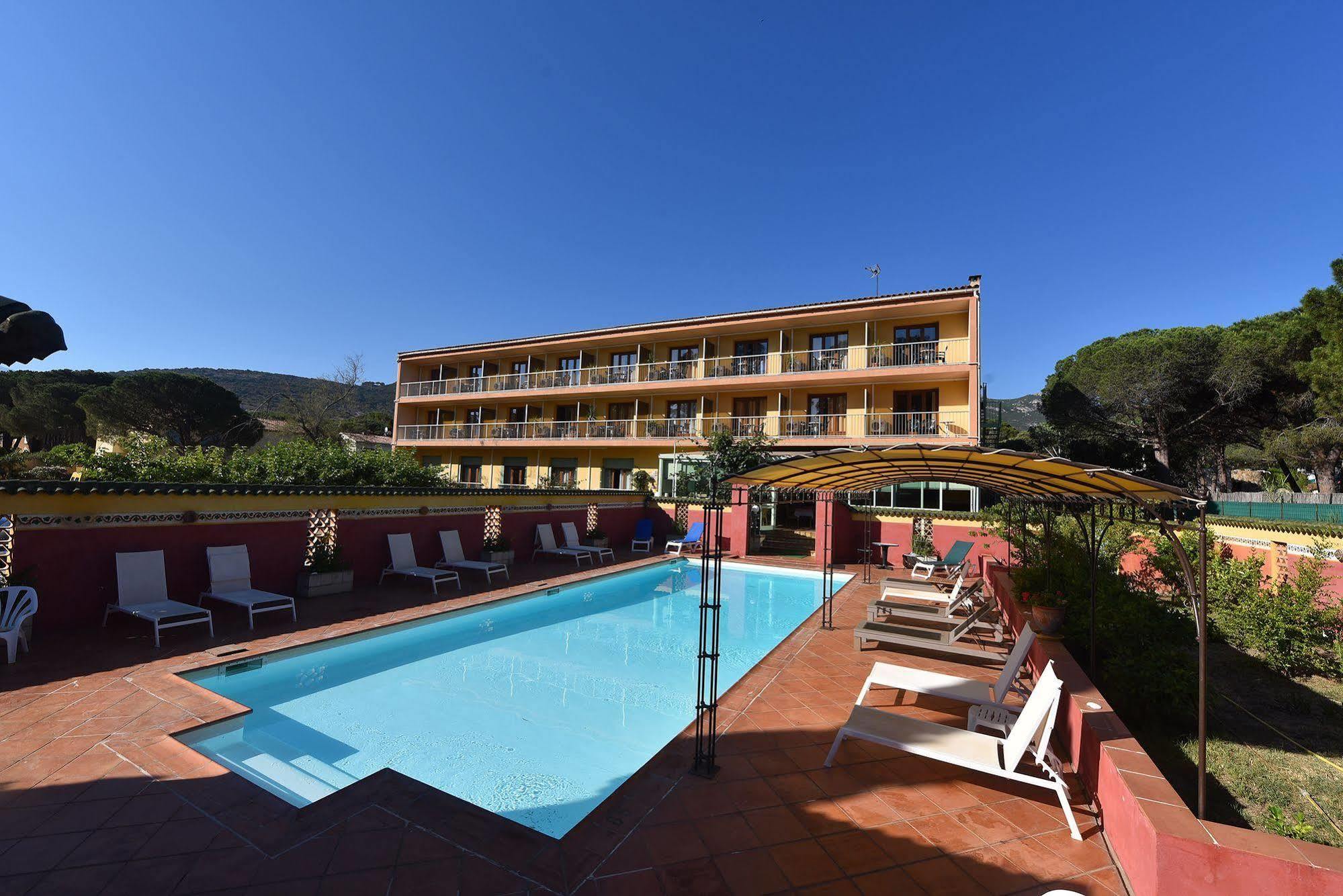 קאלבי Hotel Cyrnea מראה חיצוני תמונה