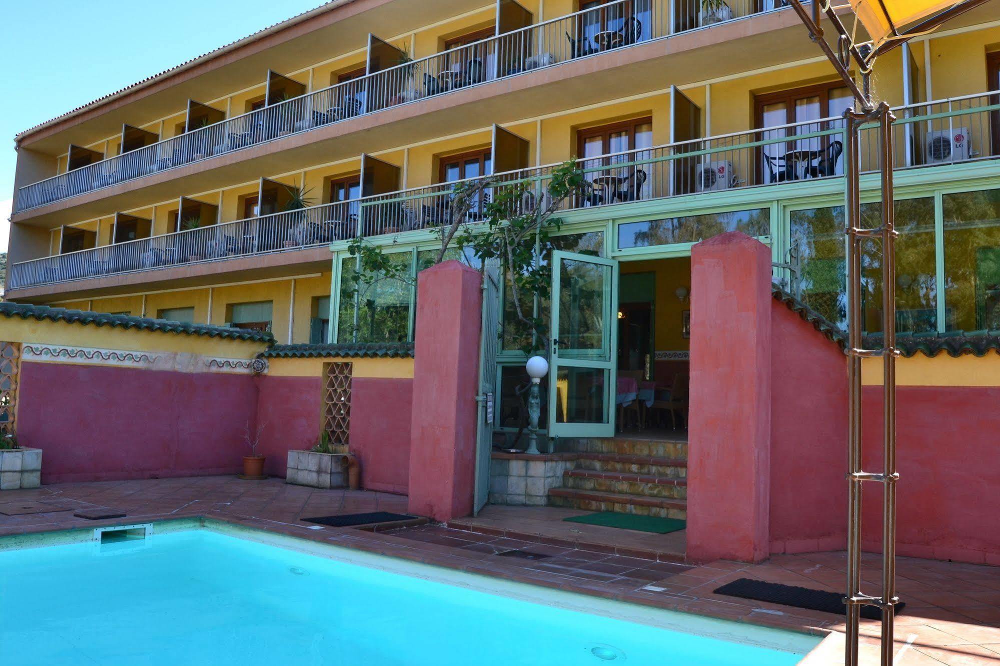 קאלבי Hotel Cyrnea מראה חיצוני תמונה